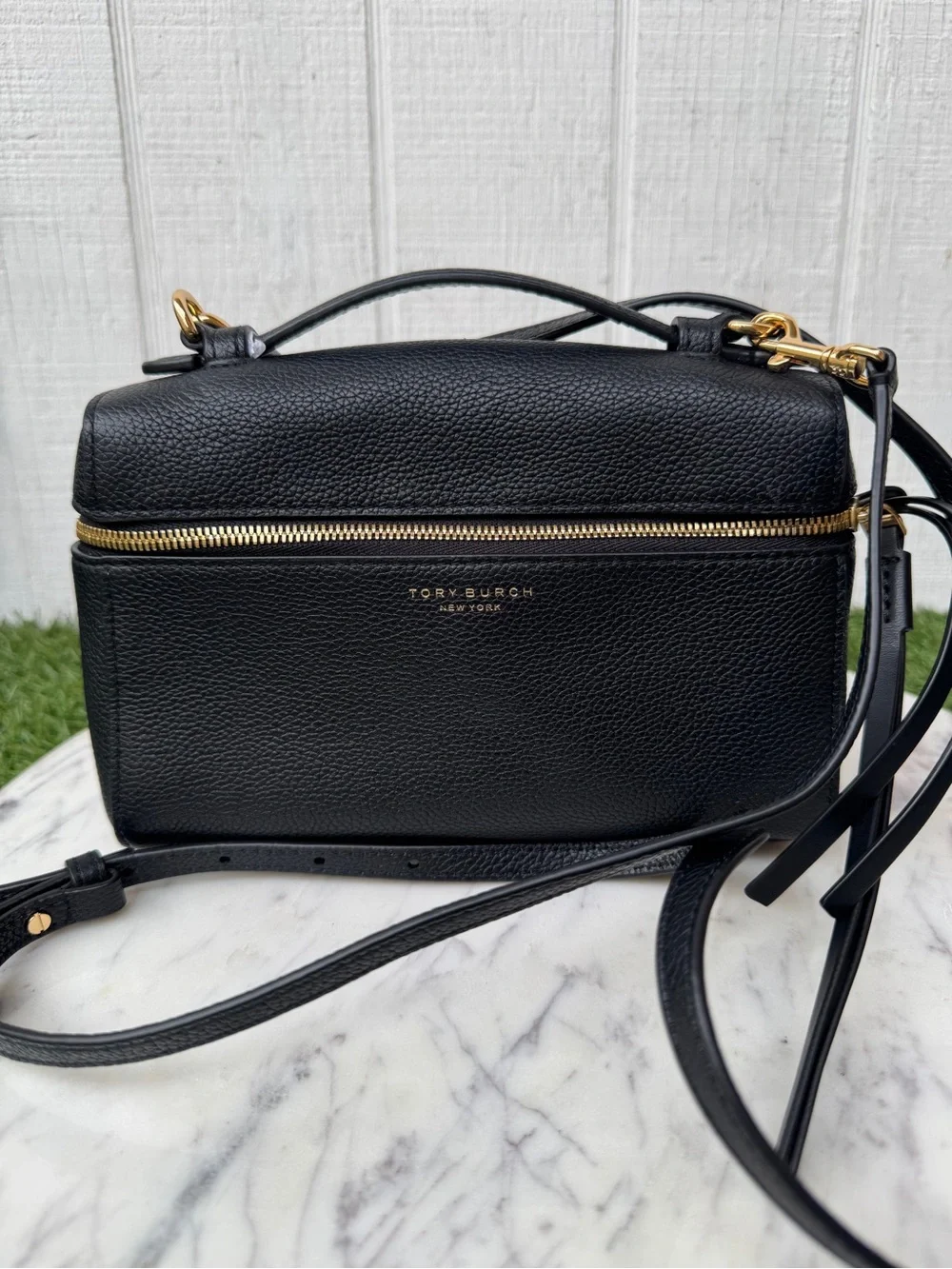 TORY BURCH SLIM ROMY TOP HANDLE
BAG in Black Leather Crossbody Bag like new - Picture 15 of 16